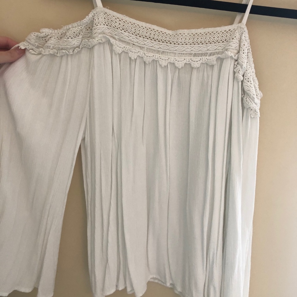 White top, flowy sleeves